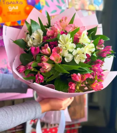 Букет из белых и розовых альстромерий