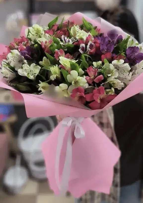 Букет из белых и розовых альстромерий