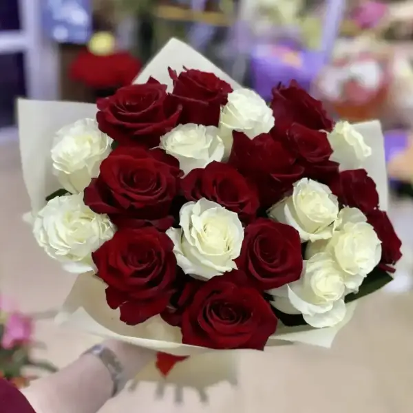 Букет из 21 красно-белых роз в упаковке