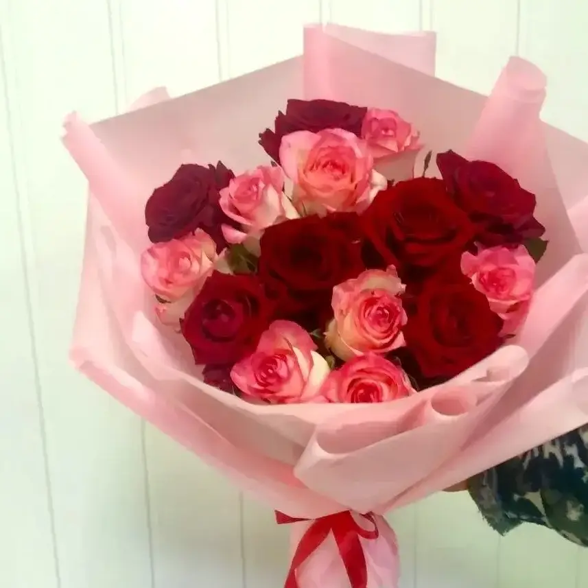 Букет из 15 красно розовых роз