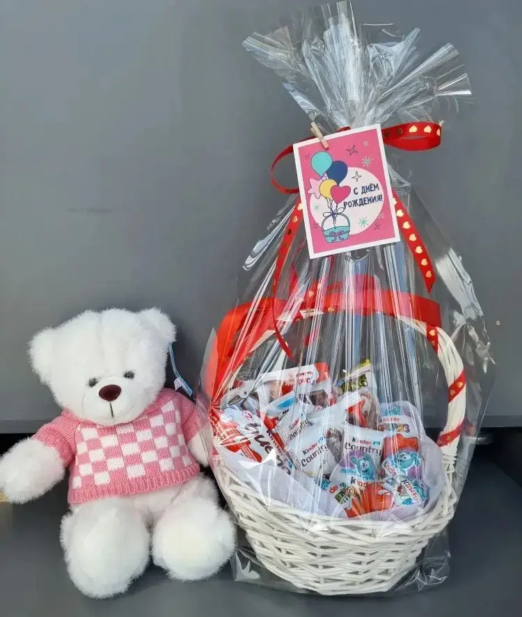 Сладкая корзина с киндерами