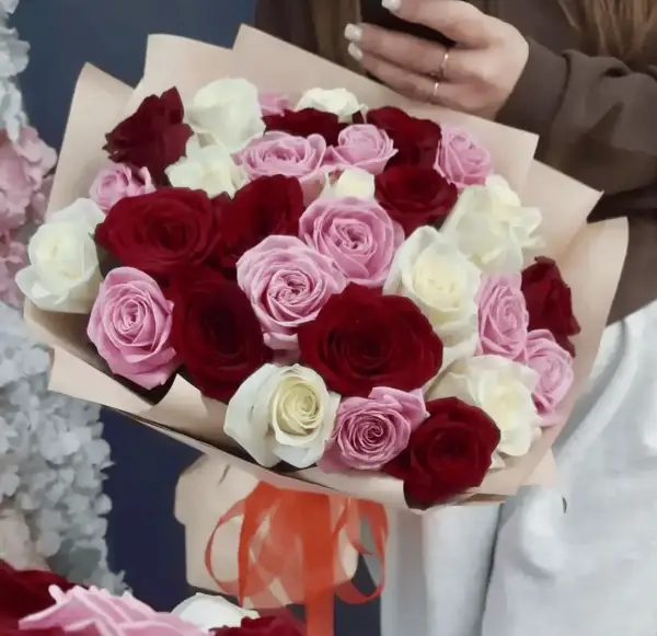 31 роза микс в упаковке