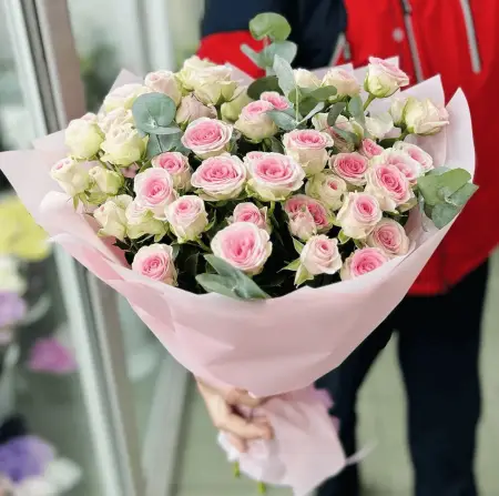 Букет из 9 розовых кустовых роз