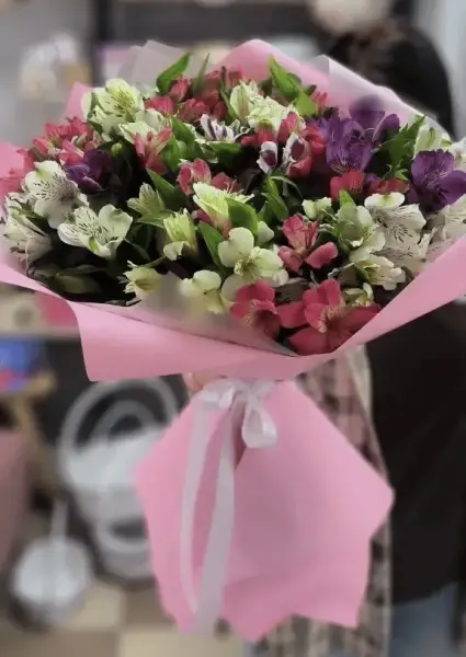 Букет из белых и розовых альстромерий