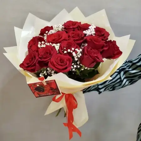 Букет из 15 красных роз с гипсофилой