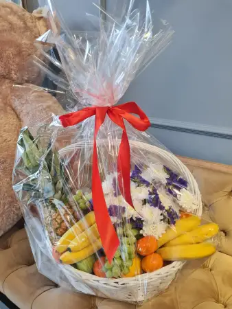 Фруктовая корзина с хризантемами